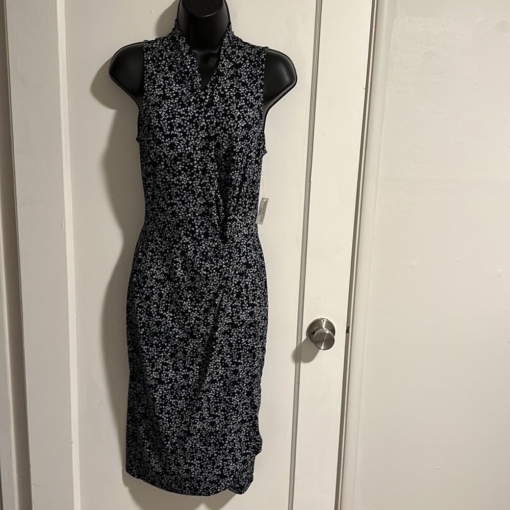 Sleeveless dress with twisted knot on front